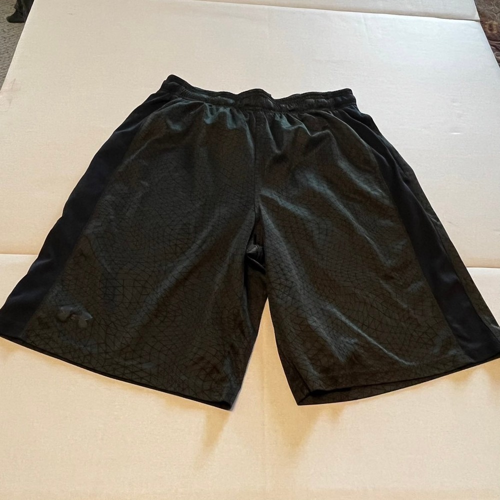 Under Armour mens green shorts size medium M 100% polyester‎